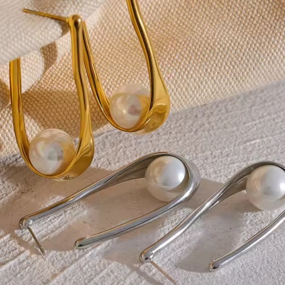 ✨ Elegant Gold Drop Earrings with Pearl Accent - Picture 4 of 7